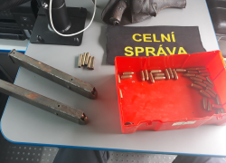 Celníci zajistili bubínkový revolver a munici v lékarničkách