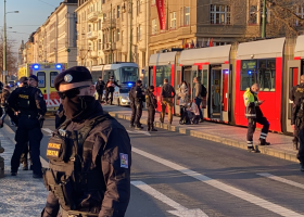 Ohrožoval nožem cestující v tramvaji a až střelba ho zastavila