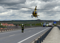 Nehoda kamionu a 4 aut v Mělníku