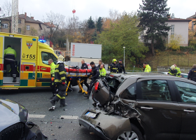 Policejní honička v Praze. "Péjaci" se drželi drbana zuby nehty v mnohem slabším autě. Pak přišel crash