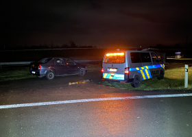 Další auto v protisměru. D8 museli policisté uzavřít.