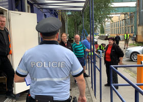 Policie dozoruje na majetkové spory v průmyslovém areálu v Nymburce. Obsadili ho ostří hoši co rádi perou v kleci.