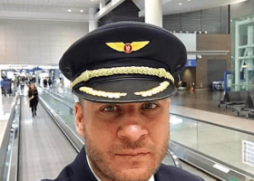 Pilot na seznamce vydělává jmění. Policie po něm pátrá