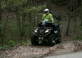 Do policistů ostravské SPJ na čtyřkolce udeřil blesk. Jeden zachránil druhého!