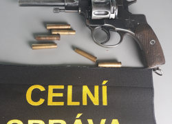Celníci zajistili bubínkový revolver a munici v lékarničkách