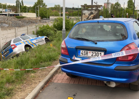 Zdrogovaný ujížděl policii. Ta musela i vystřelit