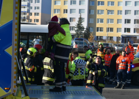 Po srážce dvou autobusů na Chodově byly mezi zraněnými děti, které cestovaly v jednom z nich