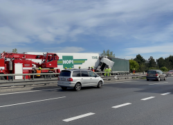 Řidič kamionu se díval na hokej a naboural na dálnici D5