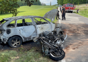 Smrtelná nehoda motorkáře u Velkých Popovic. Motorka i auto začaly po nehodě hořet