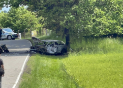 Smrtelná nehoda motorkáře u Dolní Lomnice. Vozidla začala po nárazu hořet