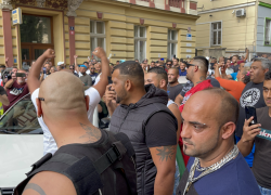 Pieta za mrtvého se změnila v nepovolené shromáždění