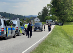 Smrtelná nehoda motorkáře u Dolní Lomnice. Vozidla začala po nárazu hořet