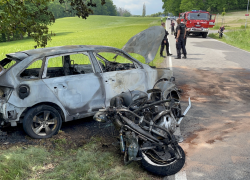 Smrtelná nehoda motorkáře u Dolní Lomnice. Vozidla začala po nárazu hořet