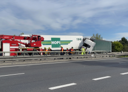 Řidič kamionu se díval na hokej a naboural na dálnici D5