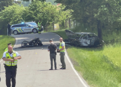 Smrtelná nehoda motorkáře u Dolní Lomnice. Vozidla začala po nárazu hořet