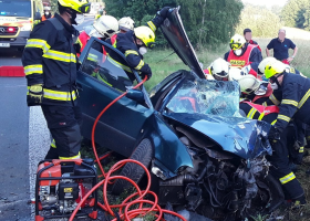 U Jablonného v Podještědí havarovalo osobní auto a kamion. Silnice I/13 je uzavřena