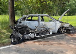 Smrtelná nehoda motorkáře u Dolní Lomnice. Vozidla začala po nárazu hořet