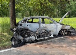 Smrtelná nehoda motorkáře u Dolní Lomnice. Vozidla začala po nárazu hořet