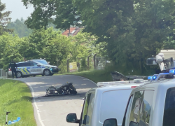 Smrtelná nehoda motorkáře u Dolní Lomnice. Vozidla začala po nárazu hořet