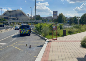 Autobus přivřel ženě nohu do dveří, ta spadla pod kola