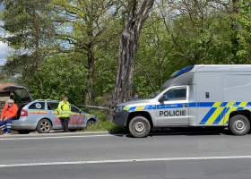 Žena bez známek života se zraněním, která si nemohla způsobit sama. Policisté hledají svědky v okolí Klokočné