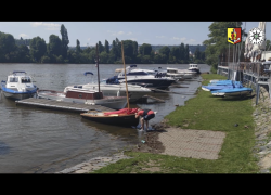 Policisté chlapce zabalili do termofólie. Zachránili i plachetnici