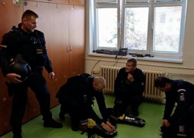 Policisté našli oběšeného teprve osmnáctiletého chlapce na autobusové zastávce, naštěstí ho zachránili