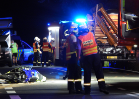 Smrtelná nehoda na Jičínsku, zemřel motorkář i jeho spolujezdec