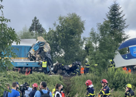 Srážka dvou vlaků na Domažlicku. Na místě několik desítek zraněných osob, tři mrtví