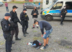 Policisté v Praze zadrželi větší počet migrantů