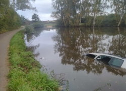 Řidiče záchranili z potápějícího auta dva svědci