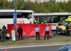 Nehoda dvou autobusů v Praze