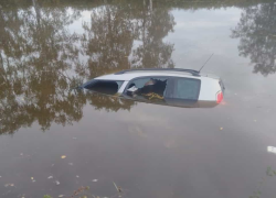 Řidiče záchranili z potápějícího auta dva svědci