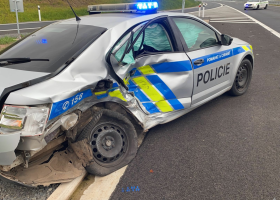 Takhle dopadlo policejní auto na Lounsku. V plné rychlosti do něj narazil jiný řidič se svým autem