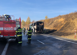 Požár autobus u obce Dubno