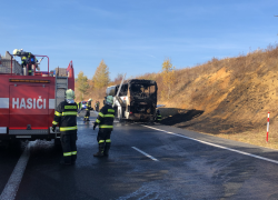 Požár autobus u obce Dubno