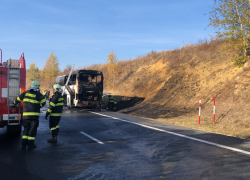 Požár autobus u obce Dubno