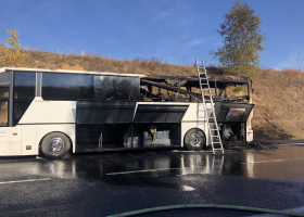 Děti se na hokej nedostaly. Jejich autobus začal hořet