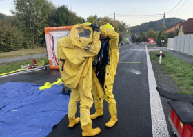 Únik kyseliny z cisterny způsobil evakuaci