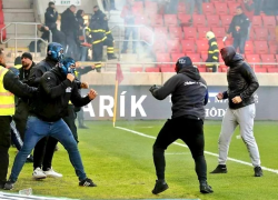 Rowdies pronikli přímo na hrací plochu stadionu