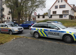 Při zákroku policistů zemřel mladý muž