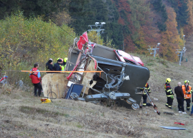 Kabina lanovky na Ještěd se zřítila k zemi. Na místě je několik zraněných