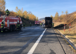 Požár autobus u obce Dubno