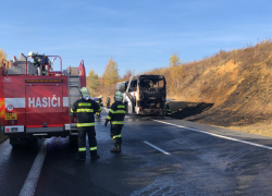 Požár autobus u obce Dubno