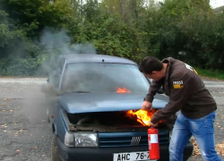 Hašení auta hasicím přístrojem, není žádná věda