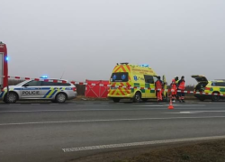 Náklaďák smetl autobusovou zastávku. Jeden muž zemřel