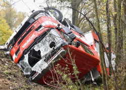 Cisterna dobrovolných hasičů skončila na střeše