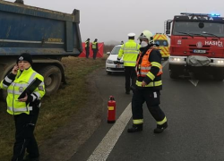 Náklaďák smetl autobusovou zastávku. Jeden muž zemřel