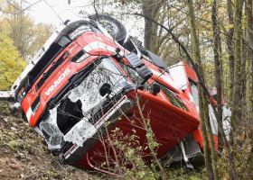 U Děpoltovic havarovala hasičská cisterna, otočila se na střechu