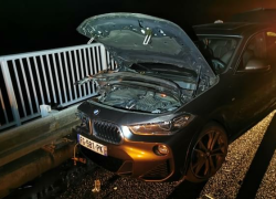 Ujížděl v kradeném BMW a omylem skočil z mostu